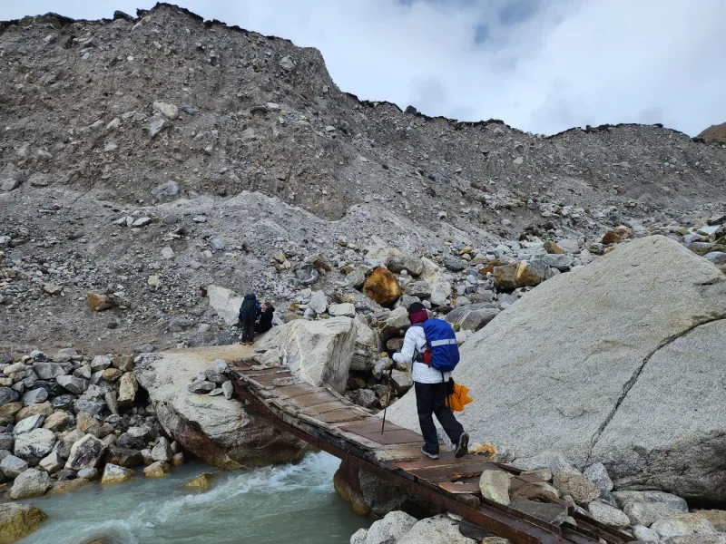 High glacial moraine near the top of the trek, a plank bridge over the meltwater